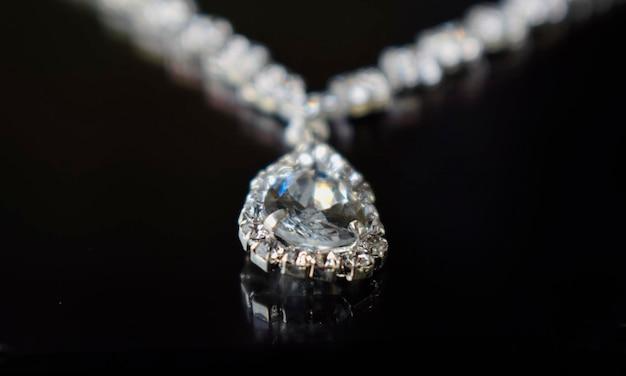 Mengenal Berbagai Model Kalung Berlian untuk Tampil Glamor